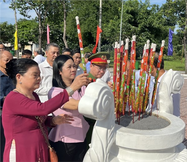 Đoàn đại biểu huyện dâng hương, dâng hoa tưởng niệm đồng chí Võ Văn Tần